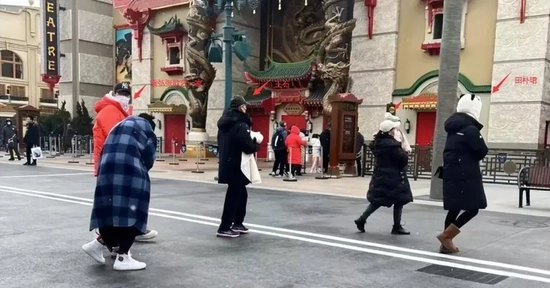 王石夫妇情人节大片释出，身材消瘦衣服靠夹子，田朴珺承认结婚当妈